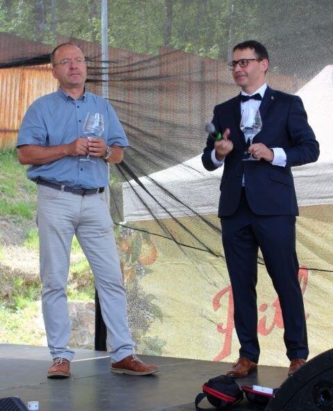 Křest Vratislavické kyselky s kmotrem Tomášem Vylitou (vlevo) a jednatelem firmy Kitl Janem Vokurkou.