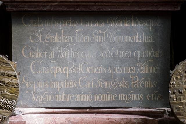 Detail nápisu z hrobky rodu Redernů