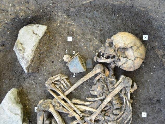 Nejnovější metody umožňují dokonce studium DNA nejen z kosterních pozůstatků všech jedinců z obrovských pohřebišť, ale i z drobných patogenů, z artefaktů i ze sedimentů.