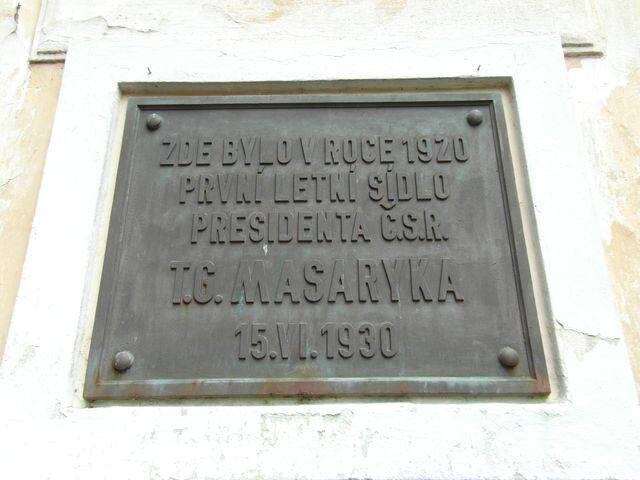 Pamětní deska připomíná, že zámek v Hluboši byl letním sídlem prezidenta T. G. Masaryka.