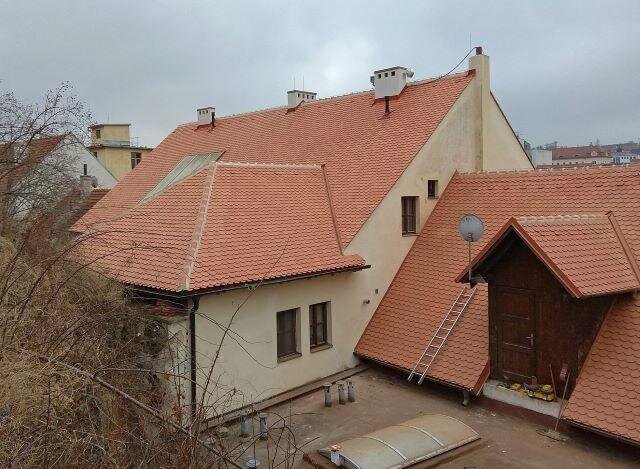 Nové střechy infocentra a penzionu
