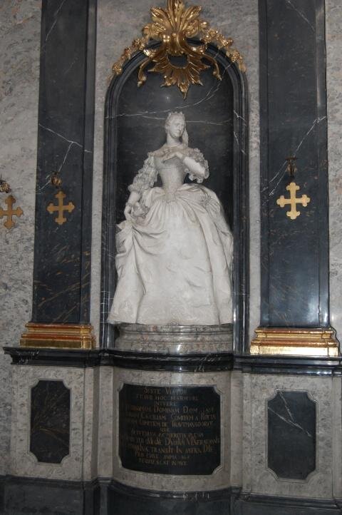 Na soše Marie Cecílie jsou zachyceny detaily rokokového oblečení.
