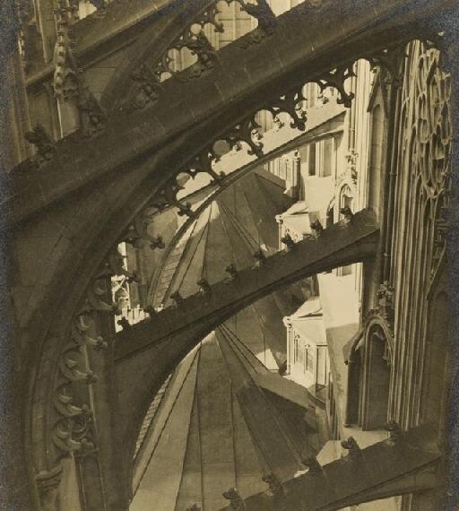 Josef Sudek, průhled opěrnými oblouky chrámu sv. Víta