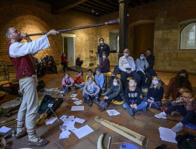 Rozmanitý program dílen myslí jak na menší děti ve věku od 4 do 10 let, tak na děti starší.