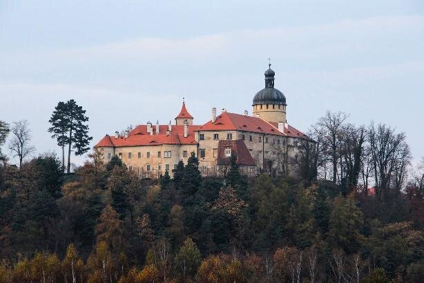 Prohlídka zámku Grabštejn pro dětské návštěvníky vede vybranými místnostmi expozice.