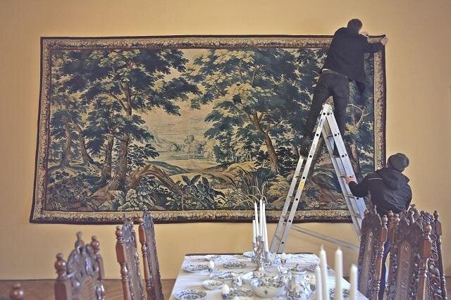 Instalace tapiserie na hradě Šternberku