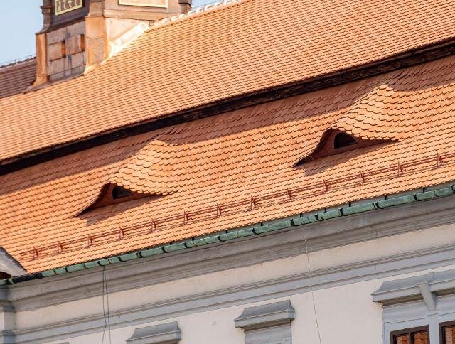 Mansardová střecha s volskými oky
