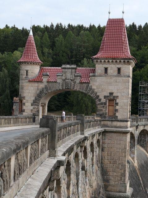První brána po rekonstrukci střech s novými glazovanými Prejzy Tondach