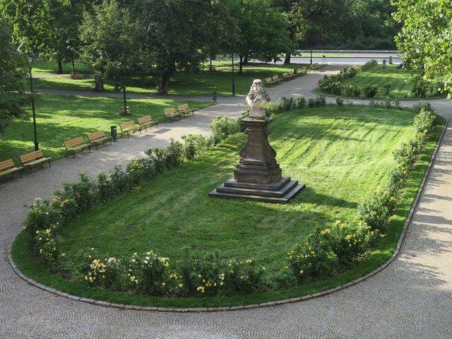Projít si můžete i přilehlý park.