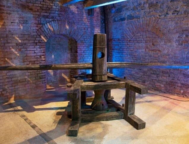 Pohled do expozice středověkých stavebních strojů