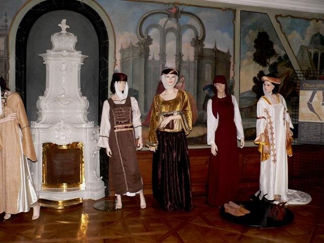 V expozici je i ukázka oblečení a obuvi z doby Karla IV.