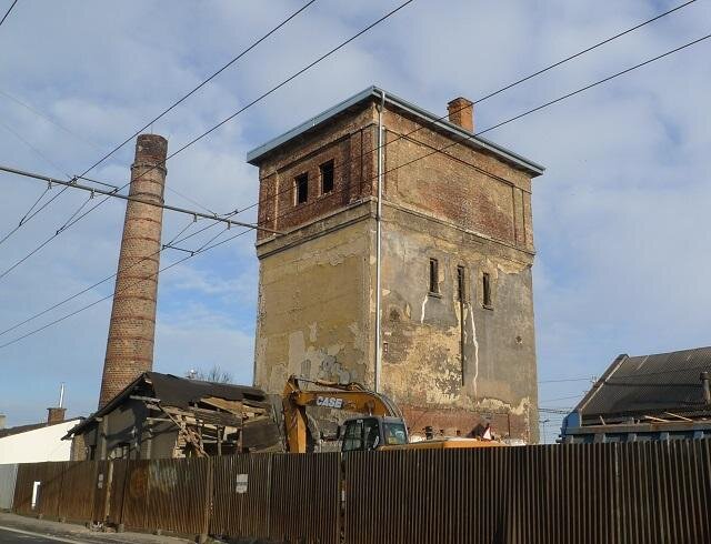 Opavská vodárna z ulice při demolici kotelny
