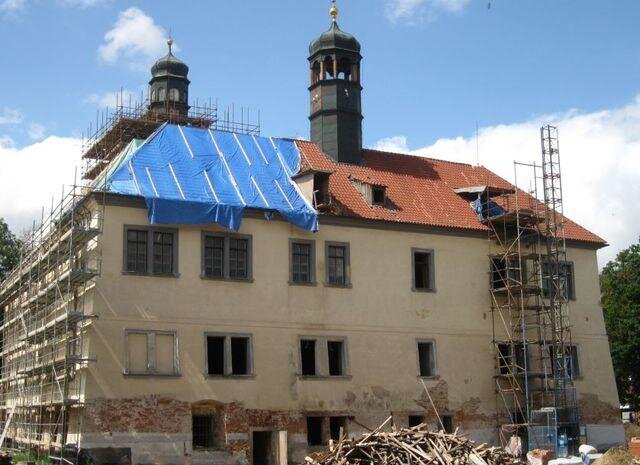 Zámek Dolní Břežany v době rekonstrukce