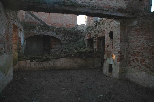 Částečně vyklizený zámeček