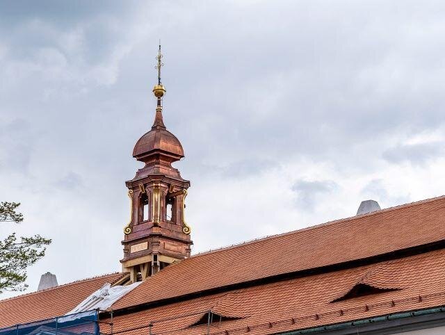 Usazení nového sanktusníku na střechu emeritního domu