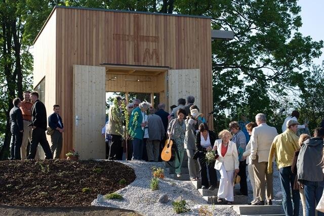 Podporovatelka výstavby kaple s dalšími účastníky slavnostního otevření