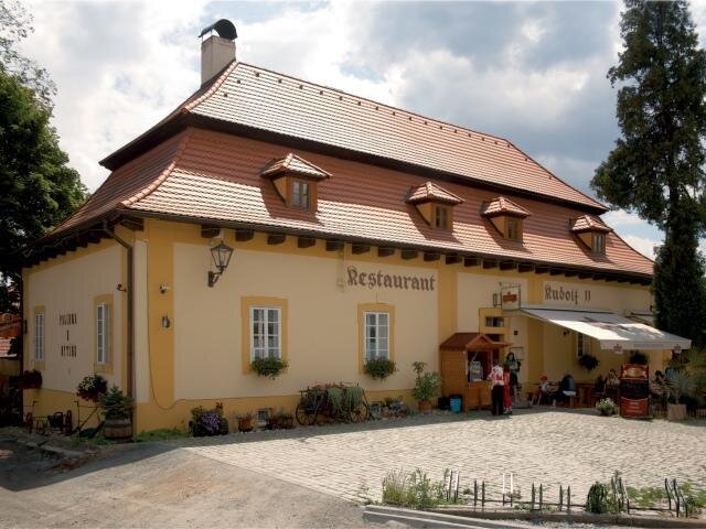 Pálená střešní krytina byla použita například při opravě budovy lovecké restaurace Rudolf II. v Plasích.