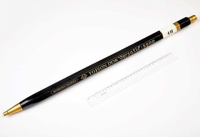 Obří tužka 4H, 70 cm délka. Reklamní versatilka určená pro veletrh ve Frankfurtu nad Mohanem a další akce