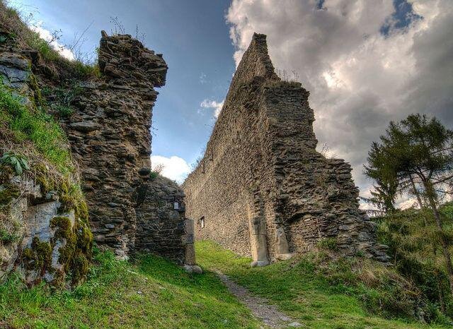 Hrad Buben, brána z předhradí