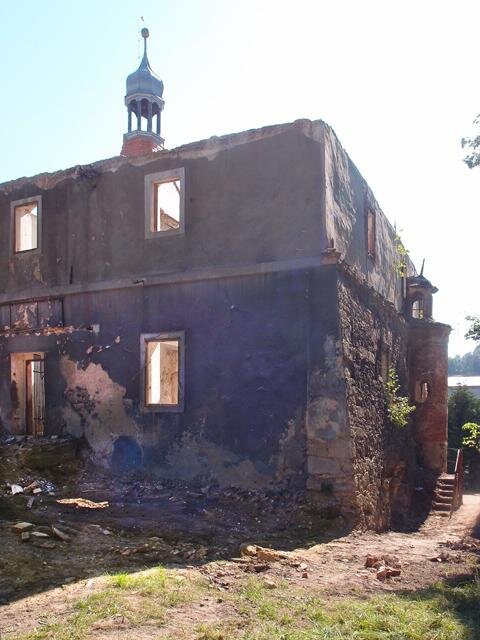 Kolem roku 1554 byla pozdně gotická stavba přestavěna v renesančním stylu.