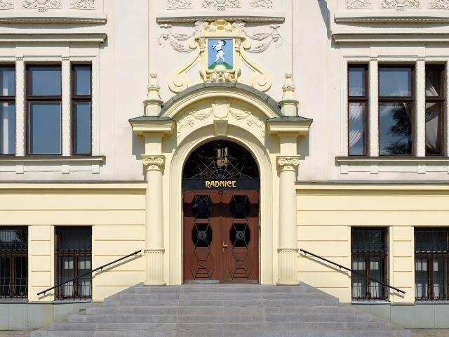 Slezskoostravská radnice, sídlo Úřadu městského obvodu Slezská Ostrava, detail průčelí se znakem Slezské Ostravy