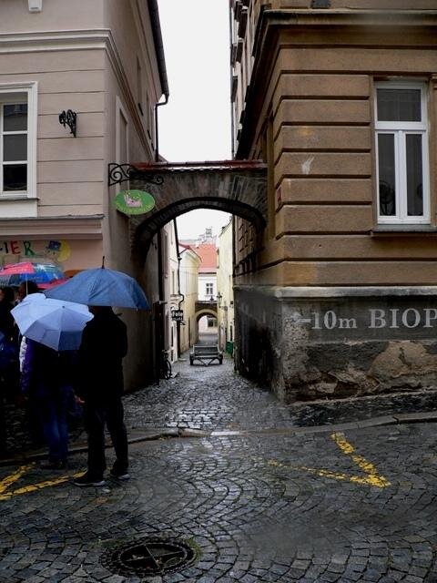 Zlatá ulička s klenutými oblouky, tzv. prampouchy, kterou se chodívalo z hlavního náměstí do židovské čtvrti, je v plánu rekonstrukcí kolínské radnice na letošní rok.