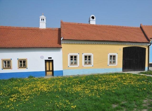 Památkové domky Na Rajčovně v obci Hluk