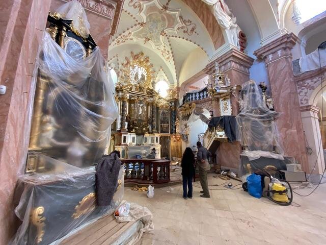 Pohled do obnovené kostelní lodi