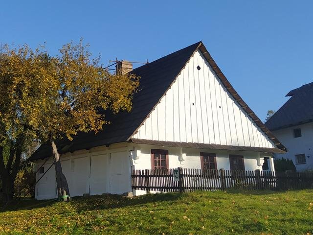 Dům je štítově orientovaný k místní komunikaci.