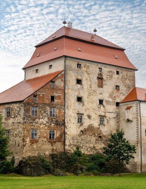 Impozantní věž zámku má nepravidelný půdorys - kosodélník o rozměrech 20,8 x 14,8 metru.