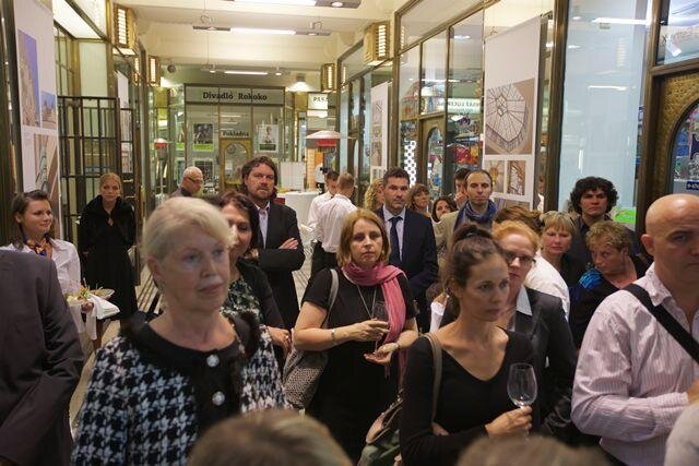 Slavnostní večer se uskutečnil v kultivovaném prostředí pasáže, kterou letos majitelé proměnili ve volně přístupný výstavní prostor. 