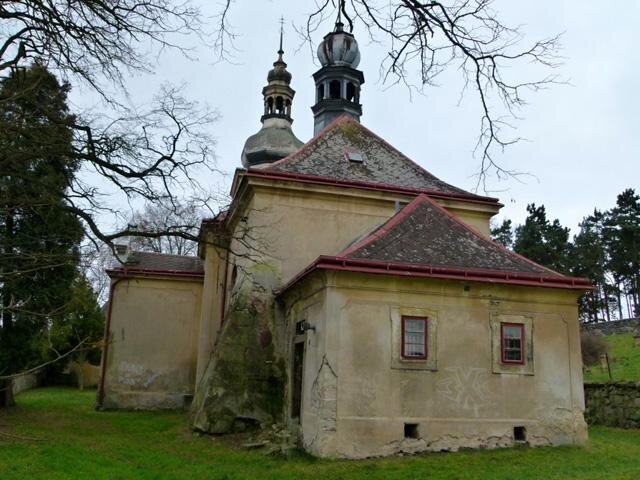 Představuje jednolodní stavbu s pravoúhle zakončeným presbytářem.