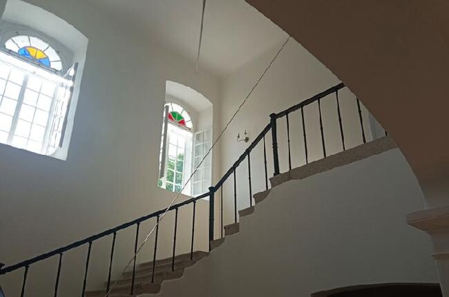 Schodišťová hala s instalací Mimma Roselliho On The Stairs Going 8