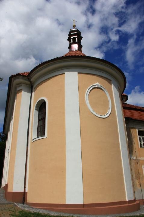 Opravené kněžiště zámecké kaple v Ostředku.
