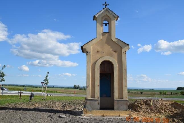 Přesunem zajistila obec bezpečnější přístup ke kapličce.