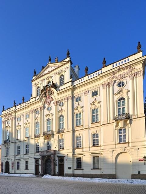 Konference se bude konat v Arcibiskupském paláci, který sousedí s Pražským hradem.