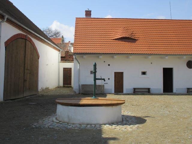 Ústředním prvkem dvora je obnovená studna s pumpou.