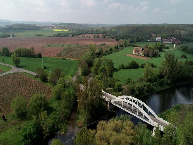 Krajina je typická vysokým podílem chmelnic.