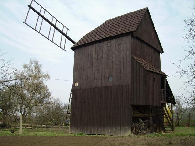 Chloubou obce Skalička na Přerovsku, která obsadila v soutěži Vesnice roku 2011 třetí místo, je pečlivě udržovaný dřevěný větrný mlýn. 