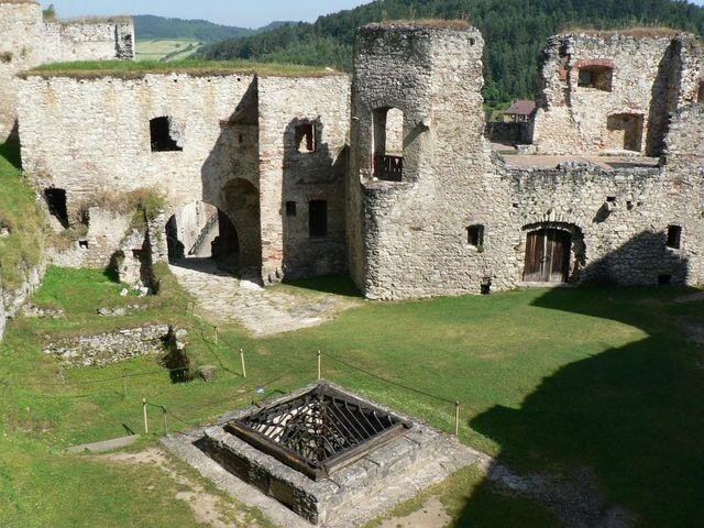 Od 11. května si budete moci projít rovněž nádvoří hradu Rabí, vystoupat na vyhlídkovou terasu nebo na hlavní věž.