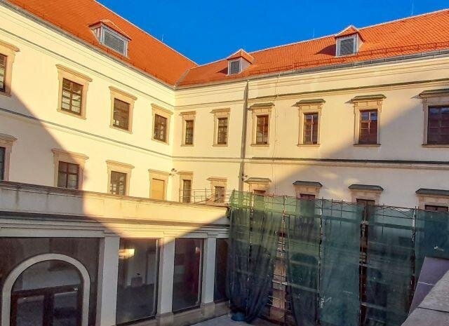Pohled ze dvora budovy
