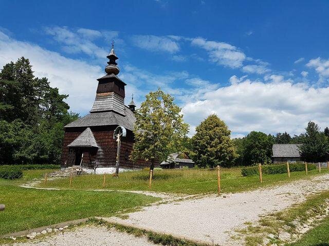 Kostel sv. Michaela archanděla je dominantou skanzenu.