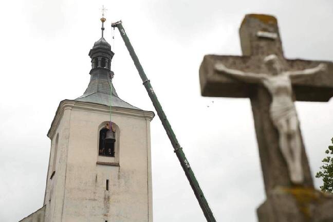 Okamžik vyzvedávání zvonu na věž