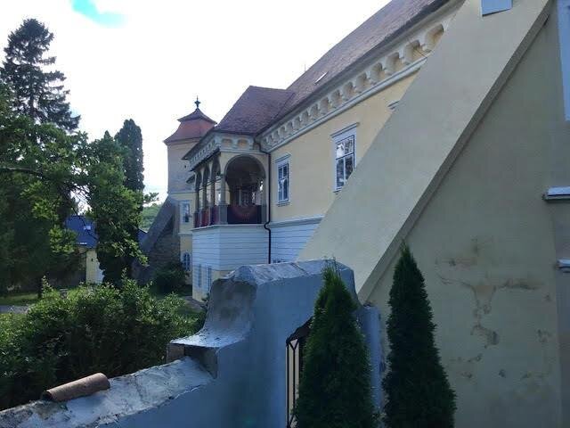 V 16. století byl upraven a k rozsáhlejším barokním přestavbám došlo v roce 1789 během vlastnictví Liechtensteinů.