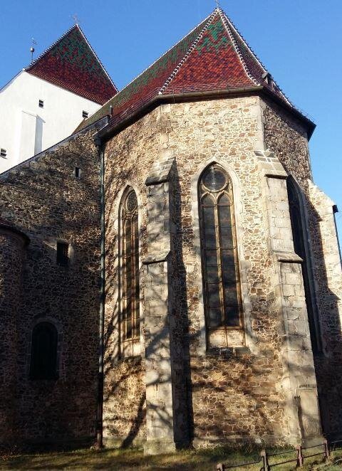 Presbytář kostela má polygonální zakončení.