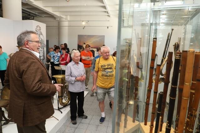 V rámci vernisáže výstavy prováděl komentované prohlídky sám majitel sbírky historických hudebních nástrojů, pan Jaromír Růžička.