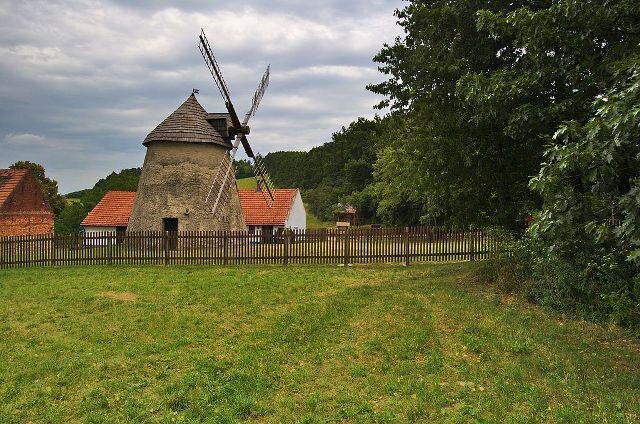 Nejenom na severu Moravy najdete dochované větrné mlýny. Tento stojí v Kuželově na Hodonínsku.