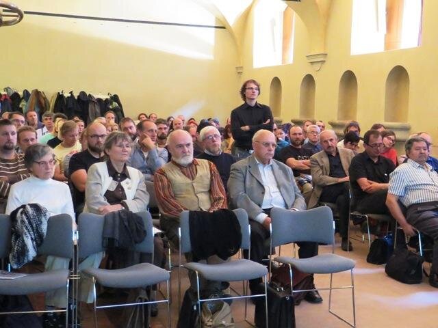 Přednáškový sál v Nosticově paláci byl zcela zaplněný.