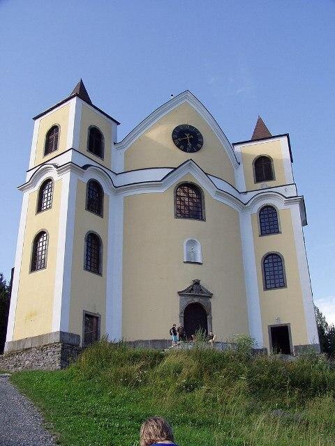 Po opravě byly na věže kostela instalovány provizorní špičaté střechy.