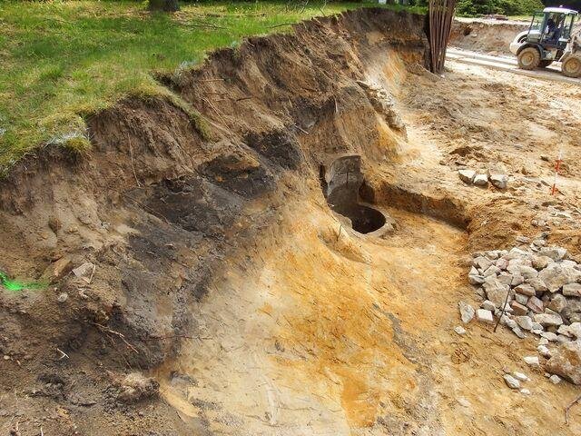 Archeologové objevili také původní studnu.